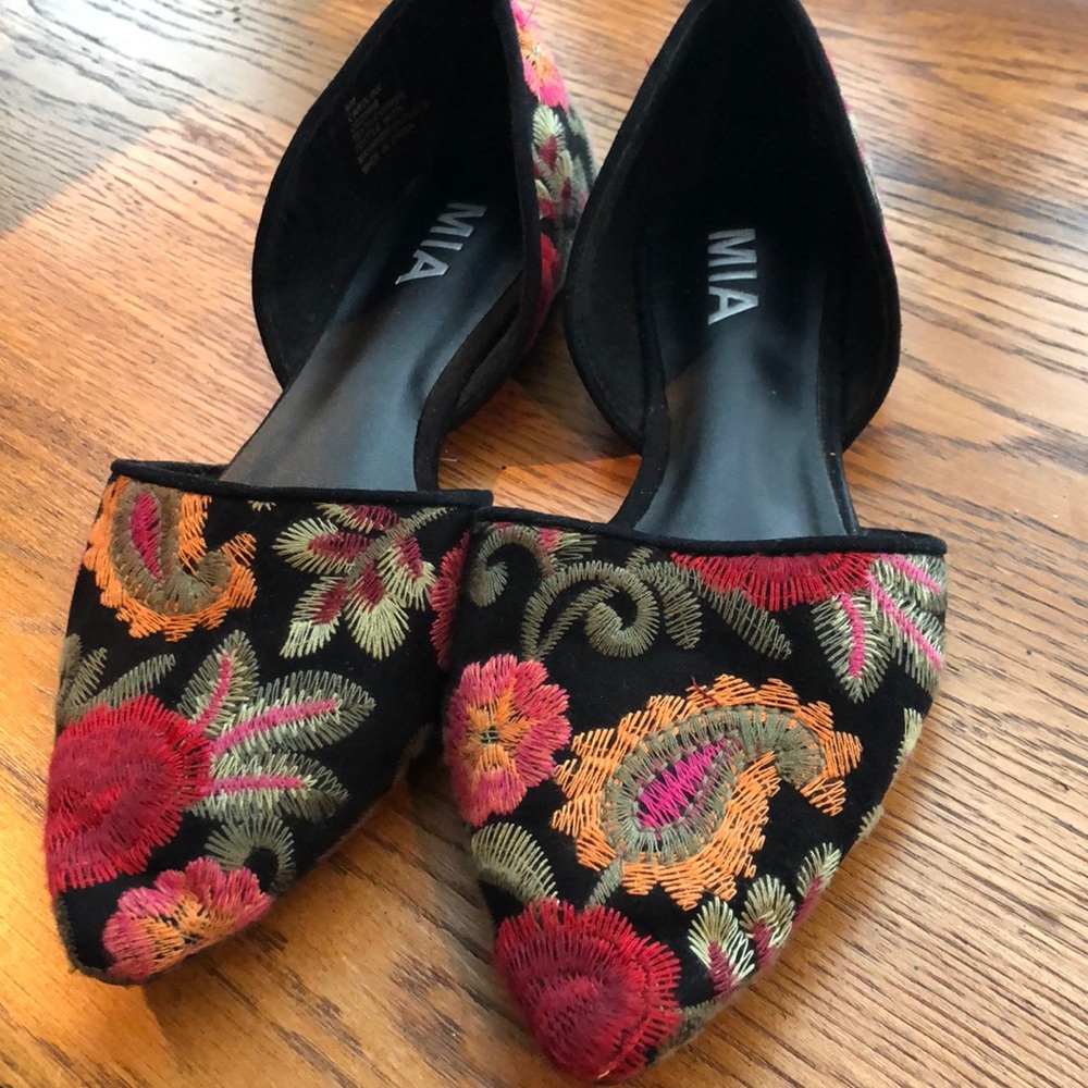MIA Caroline slip on’s